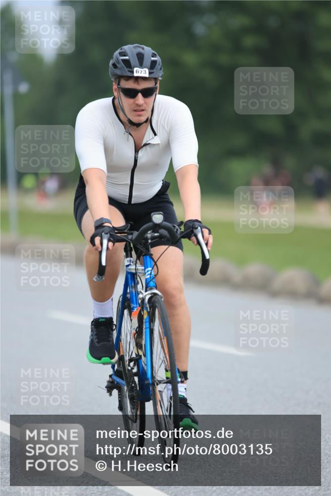21.06.2025 - 27. Vierlanden-Triathlon H.Heesch http://msf.ph/oto/8003135 15.06.2025 12:44:45 Radfahren 673, 719 meine-sportfotos.de