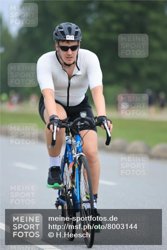 21.06.2025 - 27. Vierlanden-Triathlon H.Heesch http://msf.ph/oto/8003144 15.06.2025 12:44:45 Radfahren 673, 719 meine-sportfotos.de