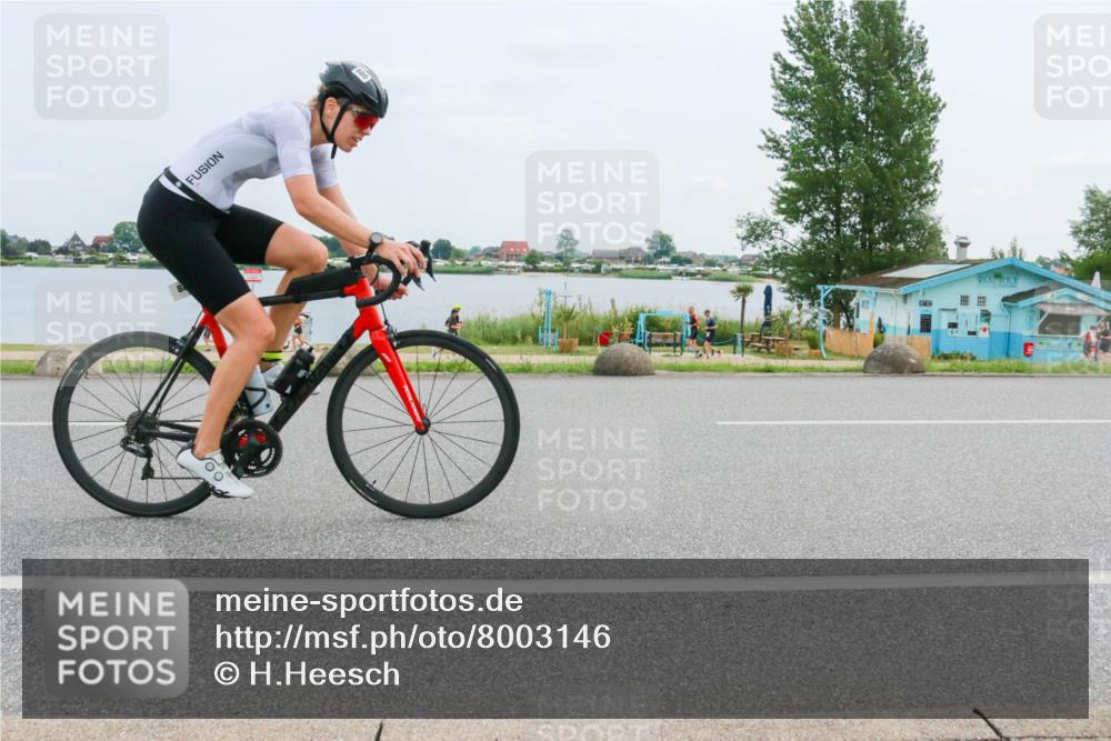 21.06.2025 - 27. Vierlanden-Triathlon H.Heesch http://msf.ph/oto/8003146 15.06.2025 12:45:49 Radfahren 880, 932 meine-sportfotos.de