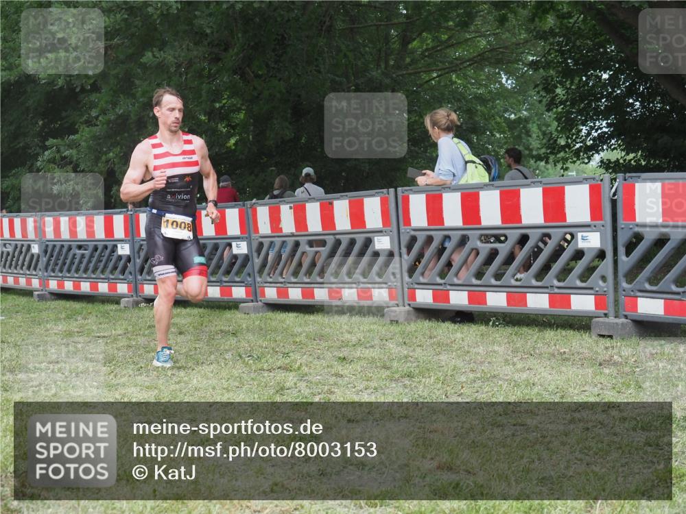 21.06.2025 - 27. Vierlanden-Triathlon KatJ http://msf.ph/oto/8003153 15.06.2025 12:56:46 Ziel 1008 meine-sportfotos.de