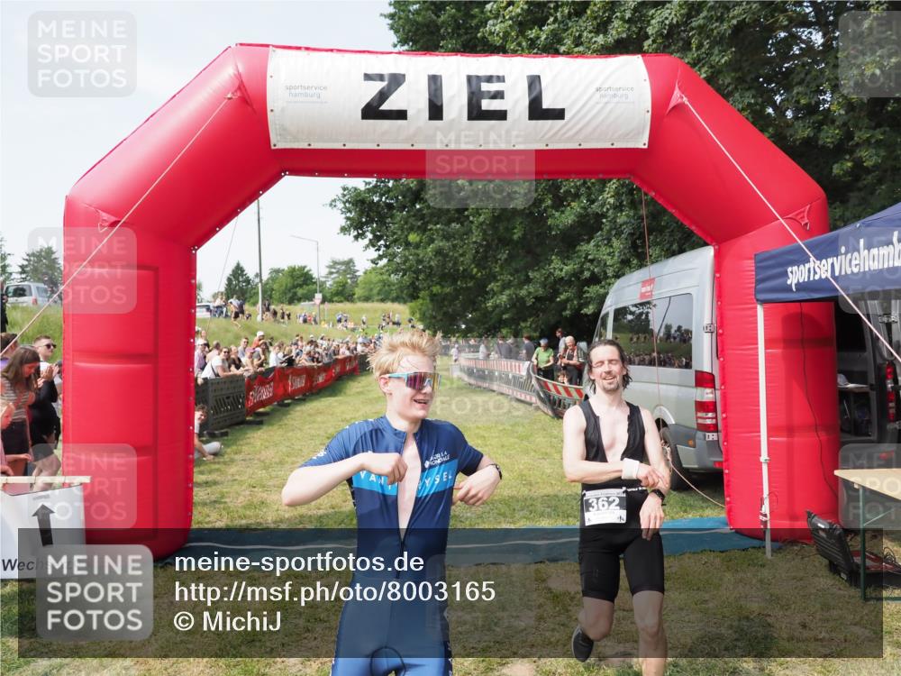 21.06.2025 - 27. Vierlanden-Triathlon MichiJ http://msf.ph/oto/8003165 15.06.2026 11:27:10 Ziel 362 meine-sportfotos.de