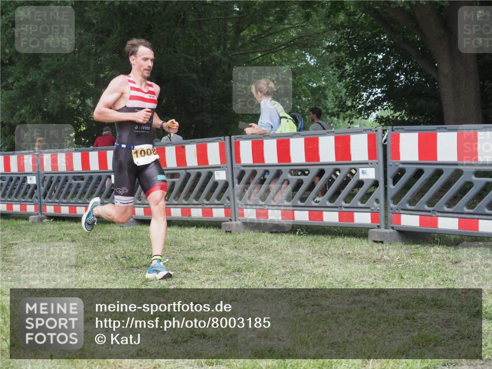21.06.2025 - 27. Vierlanden-Triathlon KatJ http://msf.ph/oto/8003185 15.06.2025 12:56:46 Ziel 1008 meine-sportfotos.de