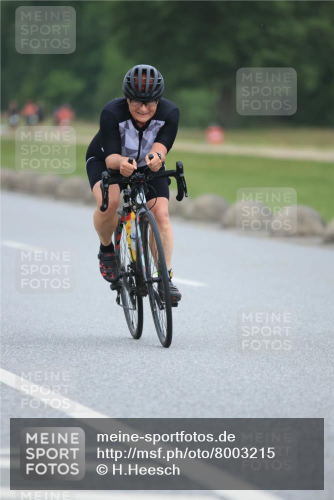 21.06.2025 - 27. Vierlanden-Triathlon H.Heesch http://msf.ph/oto/8003215 15.06.2025 12:45:42 Radfahren 880, 914, 932 meine-sportfotos.de