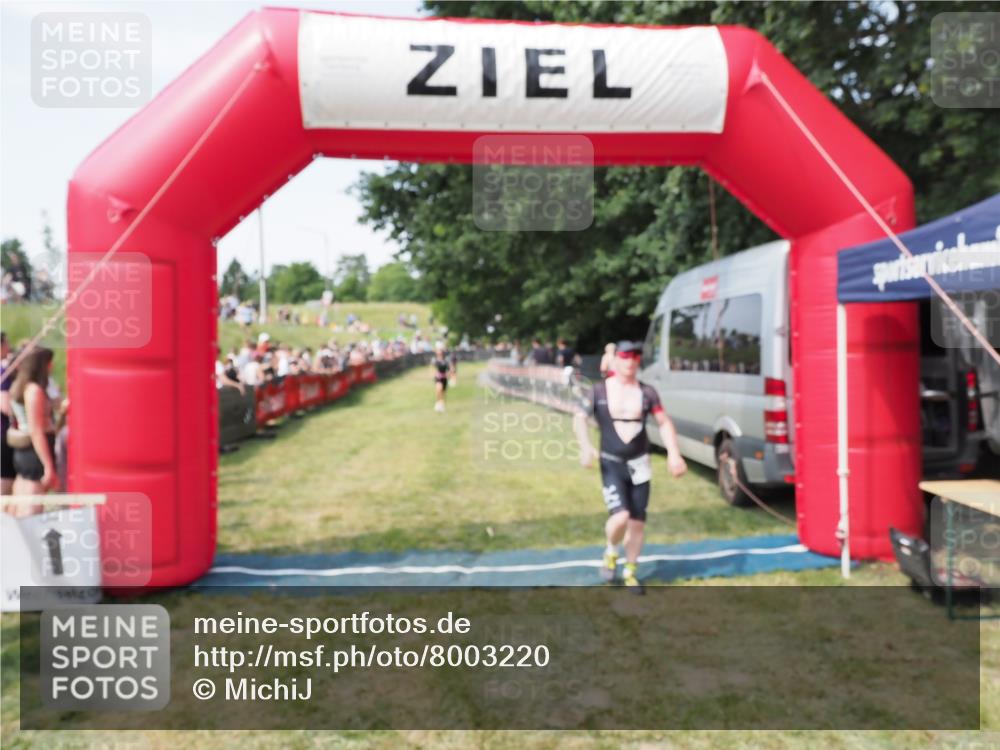 21.06.2025 - 27. Vierlanden-Triathlon MichiJ http://msf.ph/oto/8003220 15.06.2026 11:27:19 Ziel 369, 490 meine-sportfotos.de