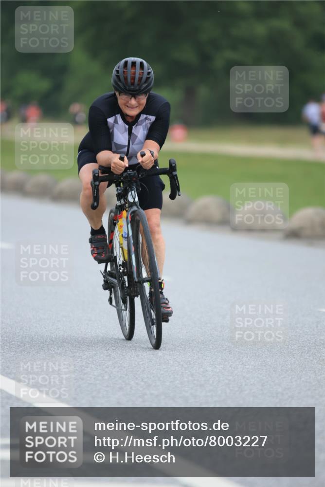 21.06.2025 - 27. Vierlanden-Triathlon H.Heesch http://msf.ph/oto/8003227 15.06.2025 12:45:42 Radfahren 880, 914, 932 meine-sportfotos.de