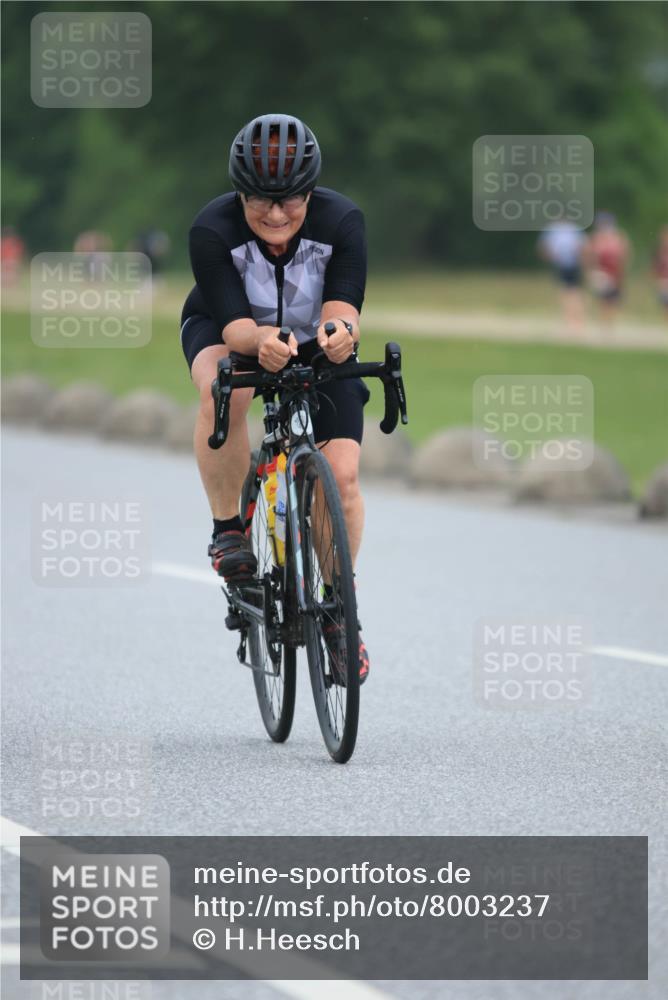 21.06.2025 - 27. Vierlanden-Triathlon H.Heesch http://msf.ph/oto/8003237 15.06.2025 12:45:42 Radfahren 880, 914, 932 meine-sportfotos.de