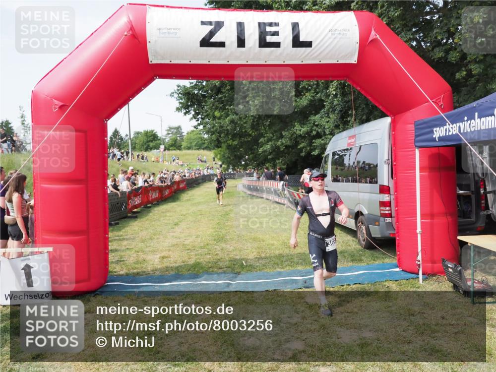 21.06.2025 - 27. Vierlanden-Triathlon MichiJ http://msf.ph/oto/8003256 15.06.2026 11:27:19 Ziel 369, 490 meine-sportfotos.de