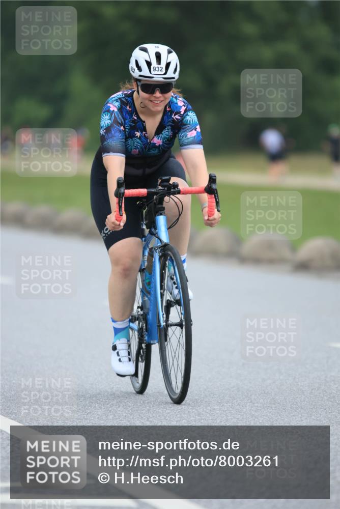 21.06.2025 - 27. Vierlanden-Triathlon H.Heesch http://msf.ph/oto/8003261 15.06.2025 12:45:44 Radfahren 880, 914, 932 meine-sportfotos.de
