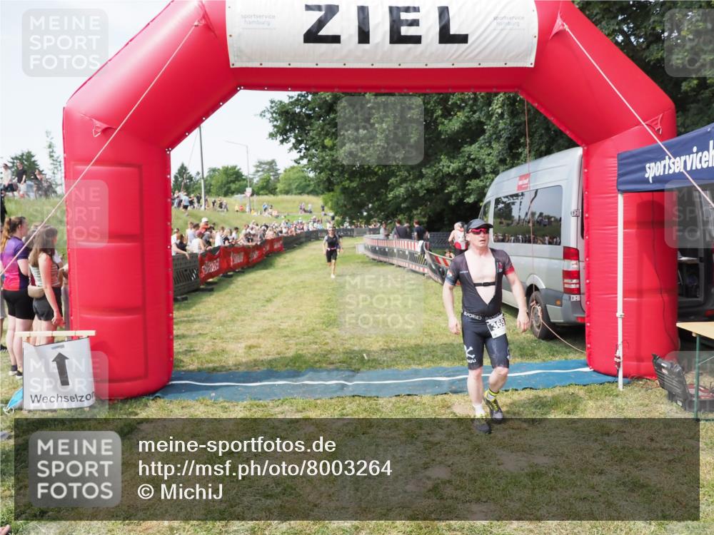 21.06.2025 - 27. Vierlanden-Triathlon MichiJ http://msf.ph/oto/8003264 15.06.2026 11:27:19 Ziel 369, 490 meine-sportfotos.de