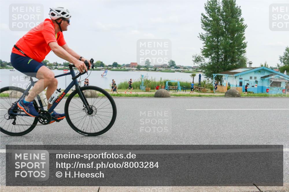 21.06.2025 - 27. Vierlanden-Triathlon H.Heesch http://msf.ph/oto/8003284 15.06.2025 12:47:45 Radfahren 852, 901 meine-sportfotos.de