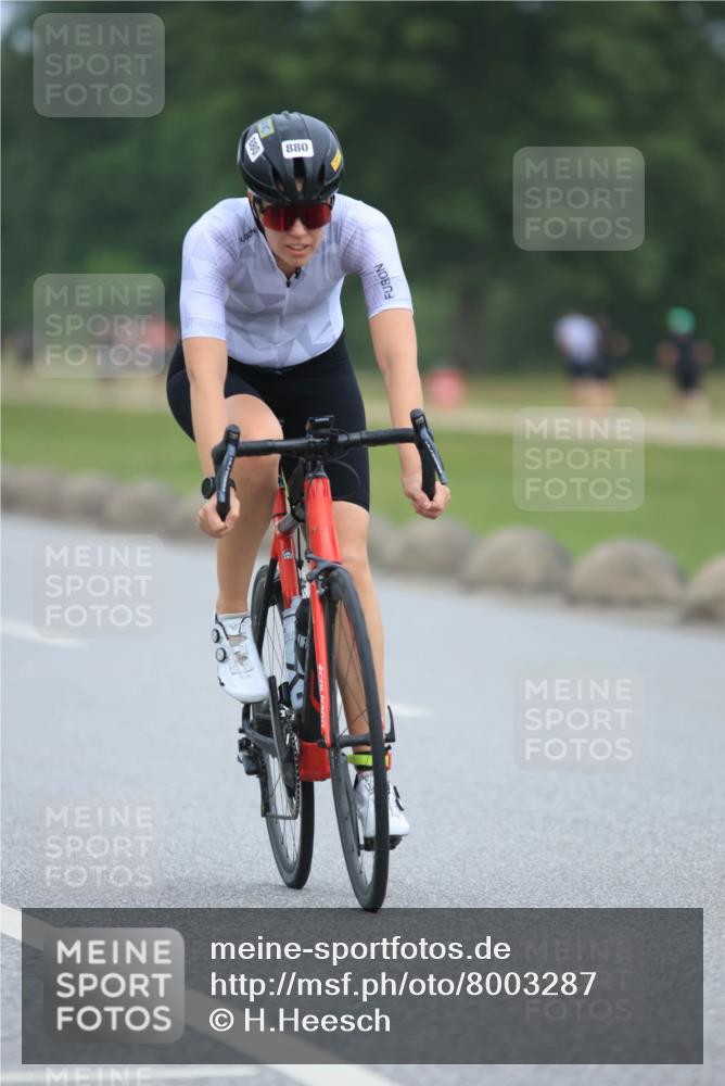 21.06.2025 - 27. Vierlanden-Triathlon H.Heesch http://msf.ph/oto/8003287 15.06.2025 12:45:46 Radfahren 880, 914, 932 meine-sportfotos.de