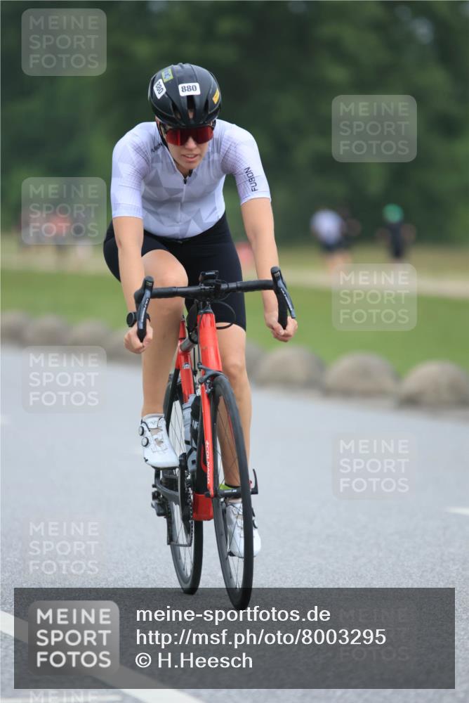 21.06.2025 - 27. Vierlanden-Triathlon H.Heesch http://msf.ph/oto/8003295 15.06.2025 12:45:46 Radfahren 880, 914, 932 meine-sportfotos.de