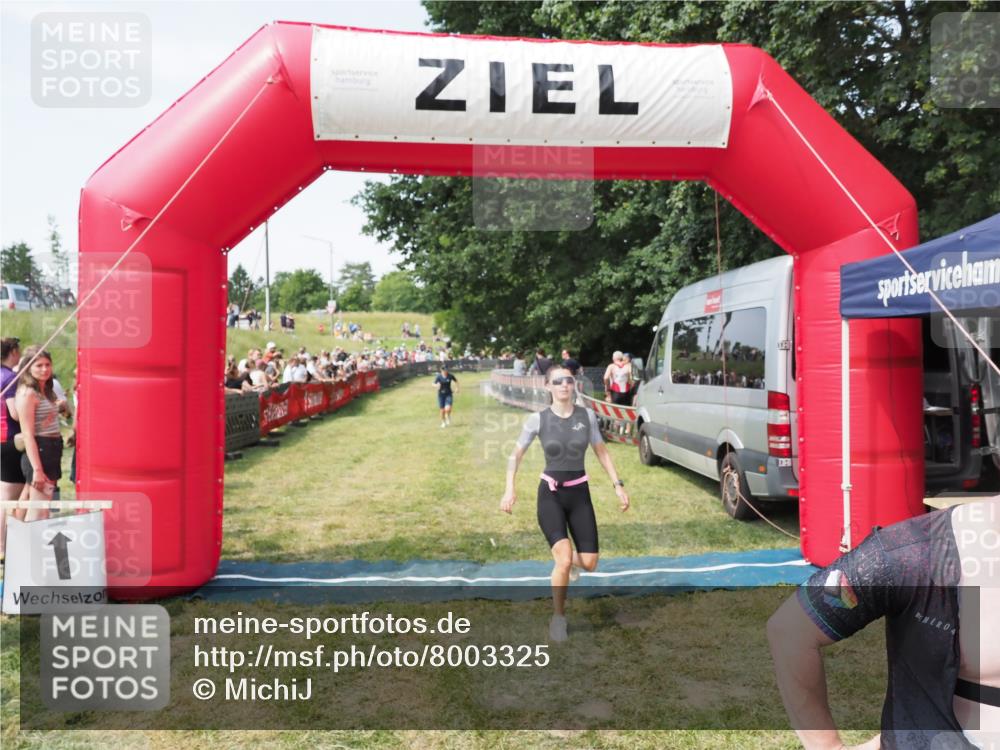 21.06.2025 - 27. Vierlanden-Triathlon MichiJ http://msf.ph/oto/8003325 15.06.2026 11:27:22 Ziel 369, 490, 565 meine-sportfotos.de