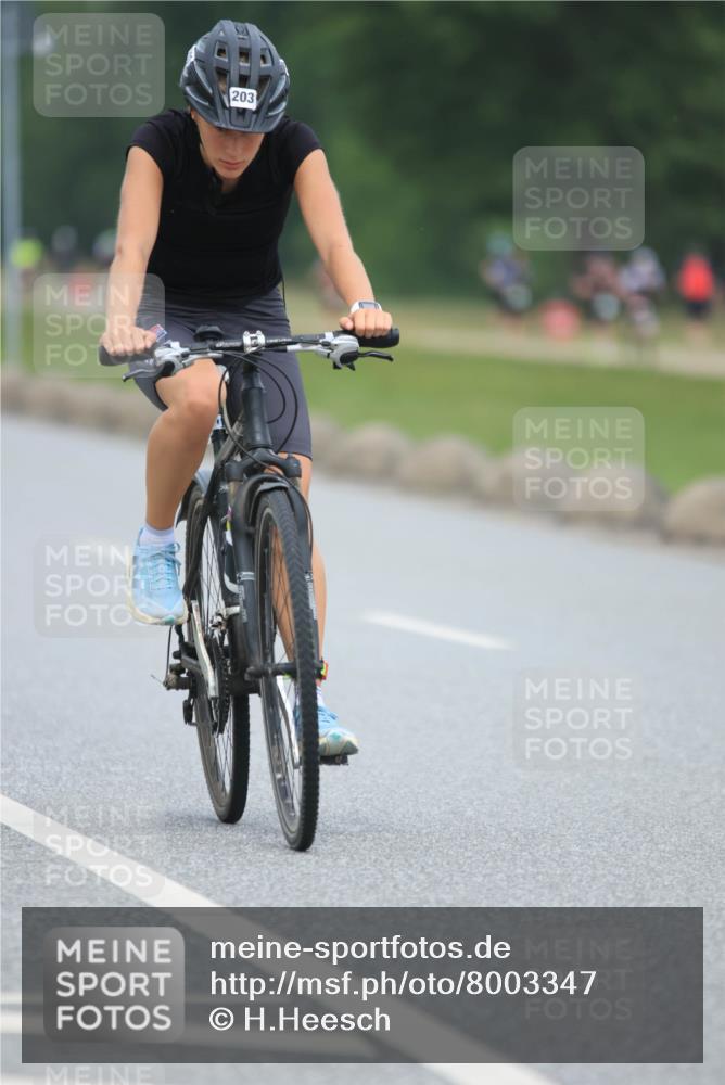 21.06.2025 - 27. Vierlanden-Triathlon H.Heesch http://msf.ph/oto/8003347 15.06.2025 12:46:42 Radfahren 203 meine-sportfotos.de