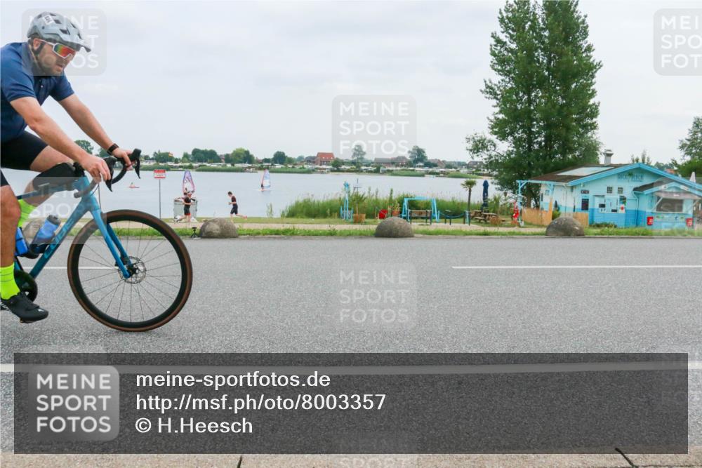 21.06.2025 - 27. Vierlanden-Triathlon H.Heesch http://msf.ph/oto/8003357 15.06.2025 12:49:07 Radfahren 826 meine-sportfotos.de