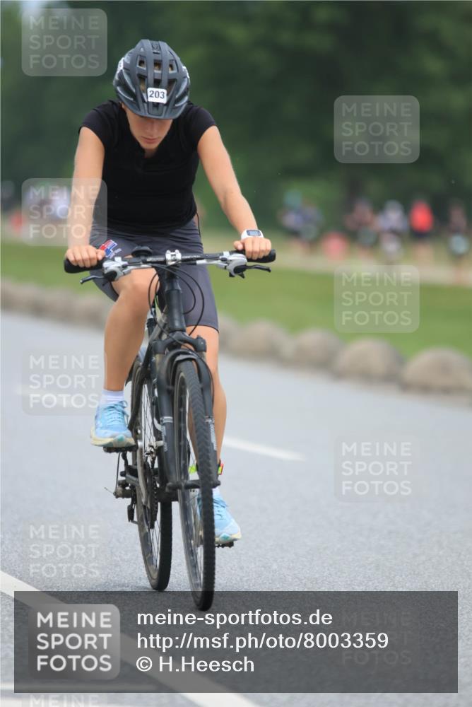 21.06.2025 - 27. Vierlanden-Triathlon H.Heesch http://msf.ph/oto/8003359 15.06.2025 12:46:42 Radfahren 203 meine-sportfotos.de