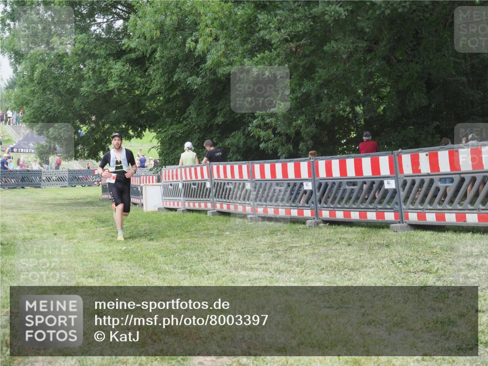 21.06.2025 - 27. Vierlanden-Triathlon KatJ http://msf.ph/oto/8003397 15.06.2025 12:57:05 Ziel 64, 86 meine-sportfotos.de