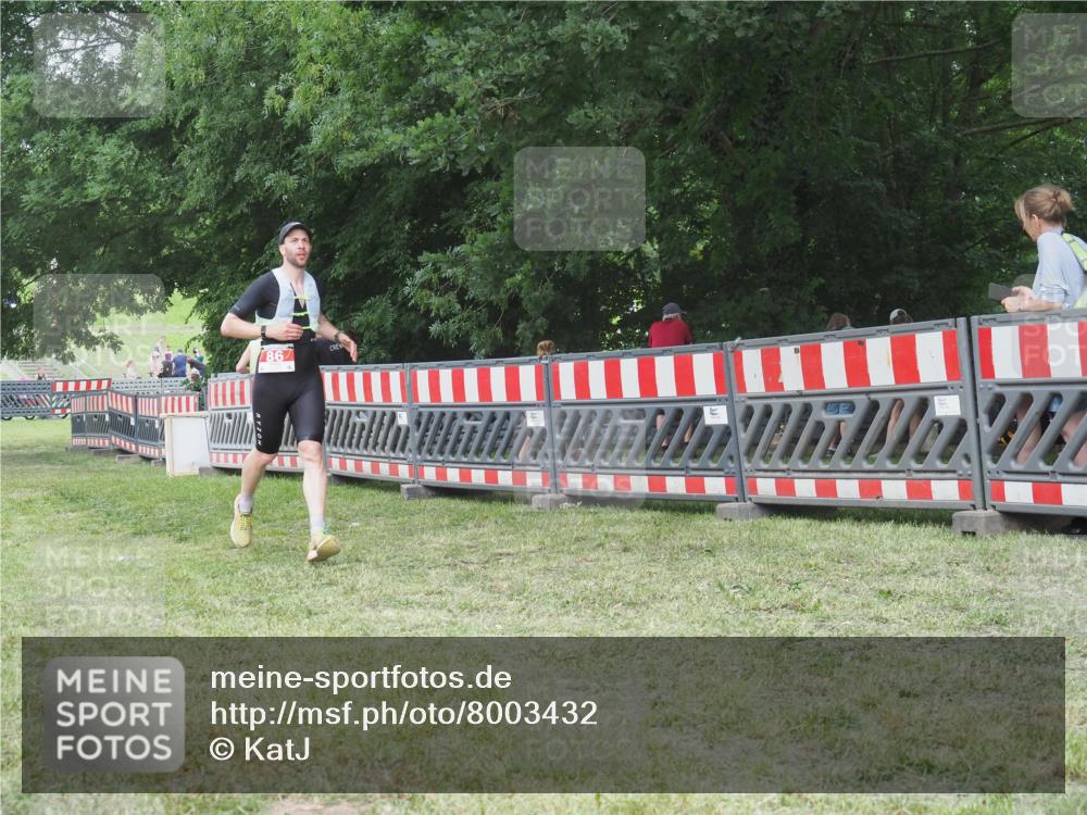 21.06.2025 - 27. Vierlanden-Triathlon KatJ http://msf.ph/oto/8003432 15.06.2025 12:57:06 Ziel 64, 86 meine-sportfotos.de
