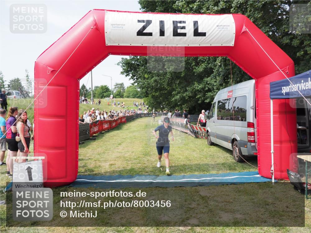 21.06.2025 - 27. Vierlanden-Triathlon MichiJ http://msf.ph/oto/8003456 15.06.2026 11:27:26 Ziel 490, 565 meine-sportfotos.de