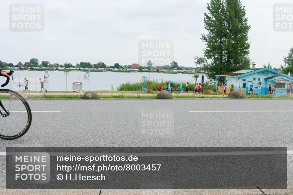 21.06.2025 - 27. Vierlanden-Triathlon H.Heesch http://msf.ph/oto/8003457 15.06.2025 12:49:31 Radfahren 940, 976 meine-sportfotos.de