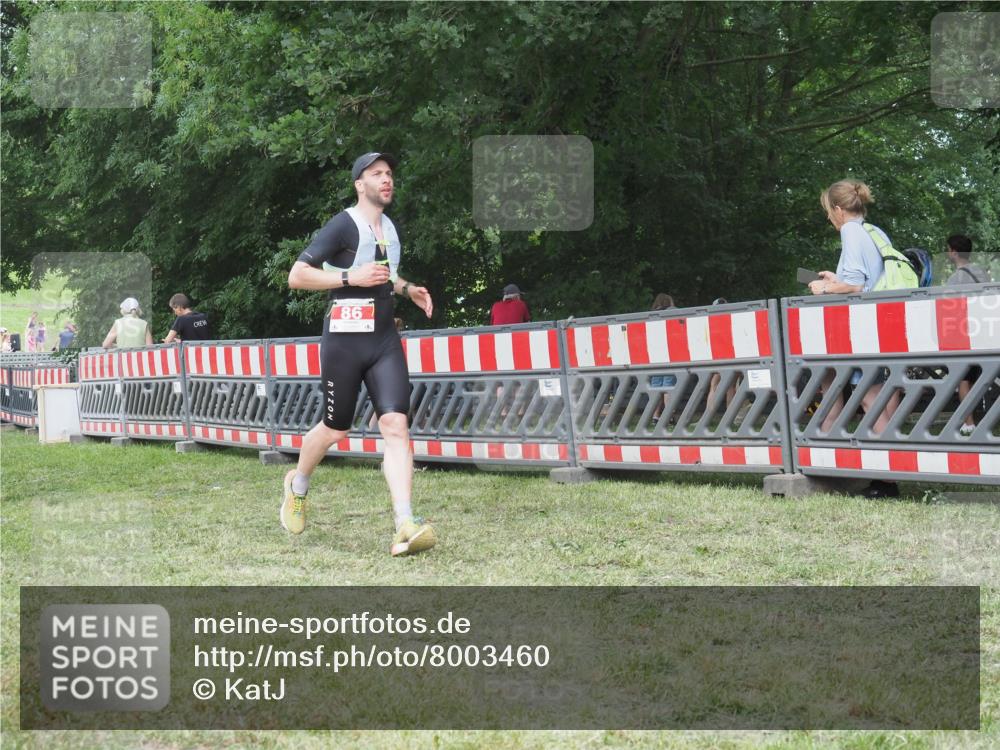 21.06.2025 - 27. Vierlanden-Triathlon KatJ http://msf.ph/oto/8003460 15.06.2025 12:57:07 Ziel 64, 86 meine-sportfotos.de