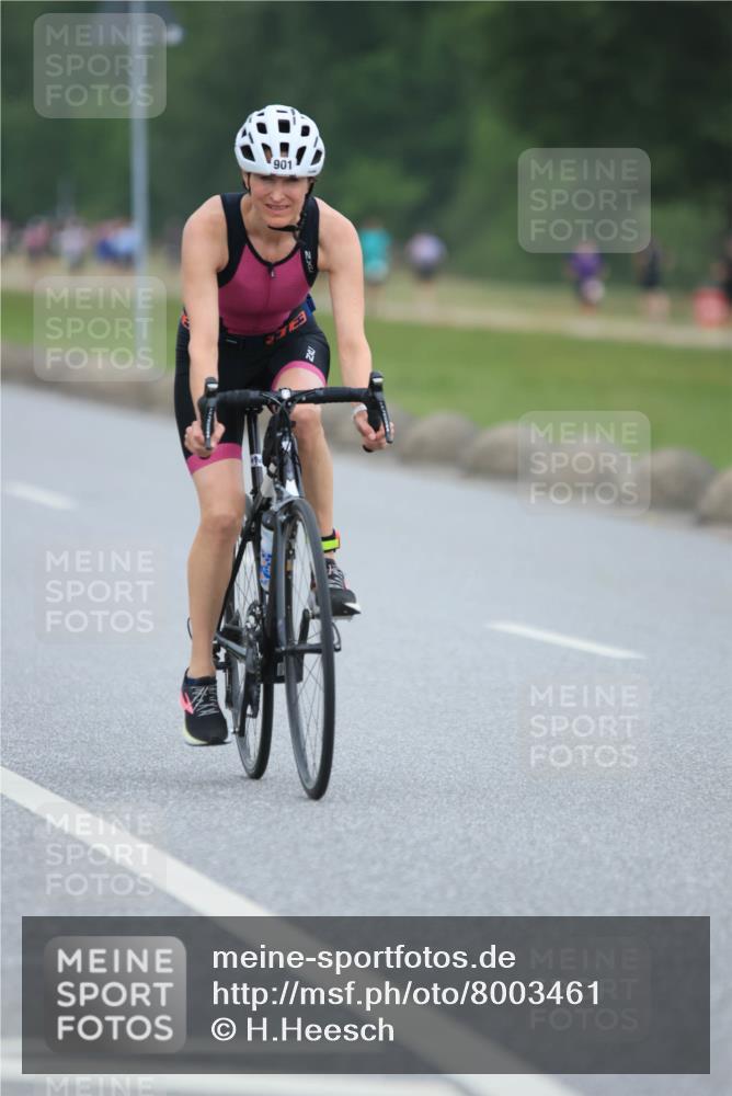 21.06.2025 - 27. Vierlanden-Triathlon H.Heesch http://msf.ph/oto/8003461 15.06.2025 12:47:39 Radfahren 852, 901 meine-sportfotos.de