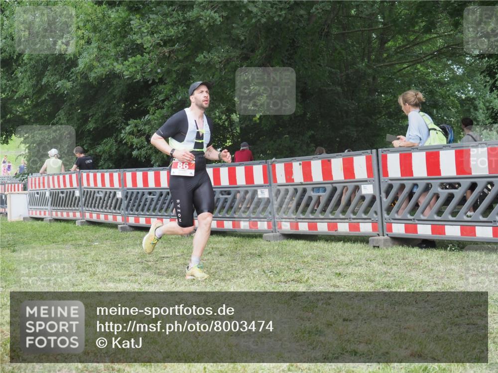 21.06.2025 - 27. Vierlanden-Triathlon KatJ http://msf.ph/oto/8003474 15.06.2025 12:57:07 Ziel 64, 86 meine-sportfotos.de