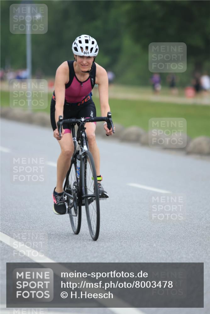 21.06.2025 - 27. Vierlanden-Triathlon H.Heesch http://msf.ph/oto/8003478 15.06.2025 12:47:39 Radfahren 852, 901 meine-sportfotos.de