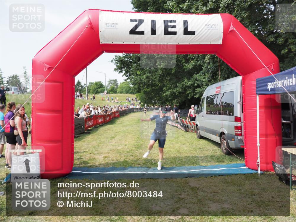 21.06.2025 - 27. Vierlanden-Triathlon MichiJ http://msf.ph/oto/8003484 15.06.2026 11:27:26 Ziel 490, 565 meine-sportfotos.de
