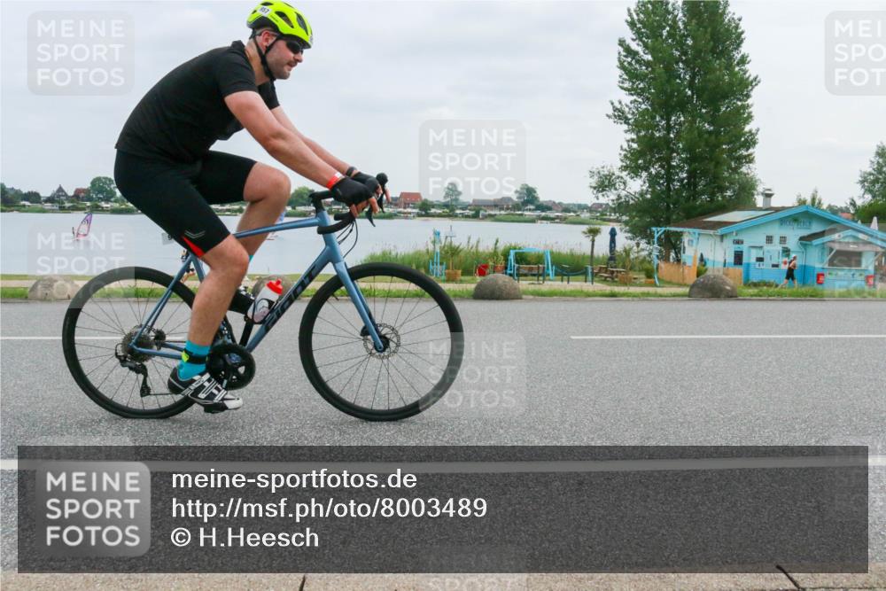 21.06.2025 - 27. Vierlanden-Triathlon H.Heesch http://msf.ph/oto/8003489 15.06.2025 12:49:48 Radfahren 957 meine-sportfotos.de