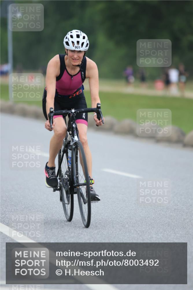 21.06.2025 - 27. Vierlanden-Triathlon H.Heesch http://msf.ph/oto/8003492 15.06.2025 12:47:39 Radfahren 852, 901 meine-sportfotos.de