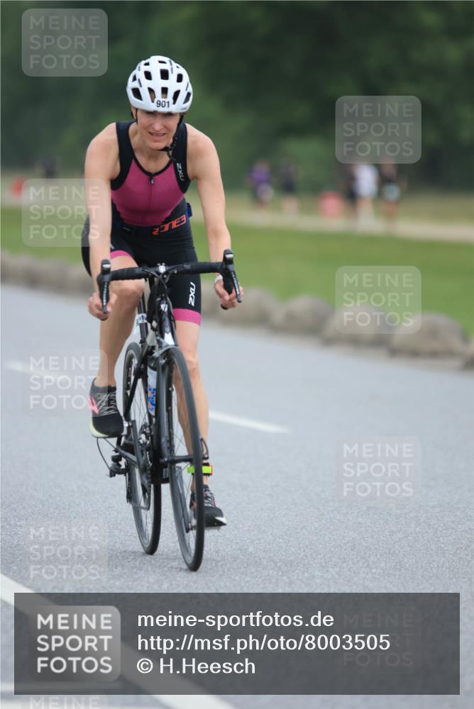 21.06.2025 - 27. Vierlanden-Triathlon H.Heesch http://msf.ph/oto/8003505 15.06.2025 12:47:39 Radfahren 852, 901 meine-sportfotos.de