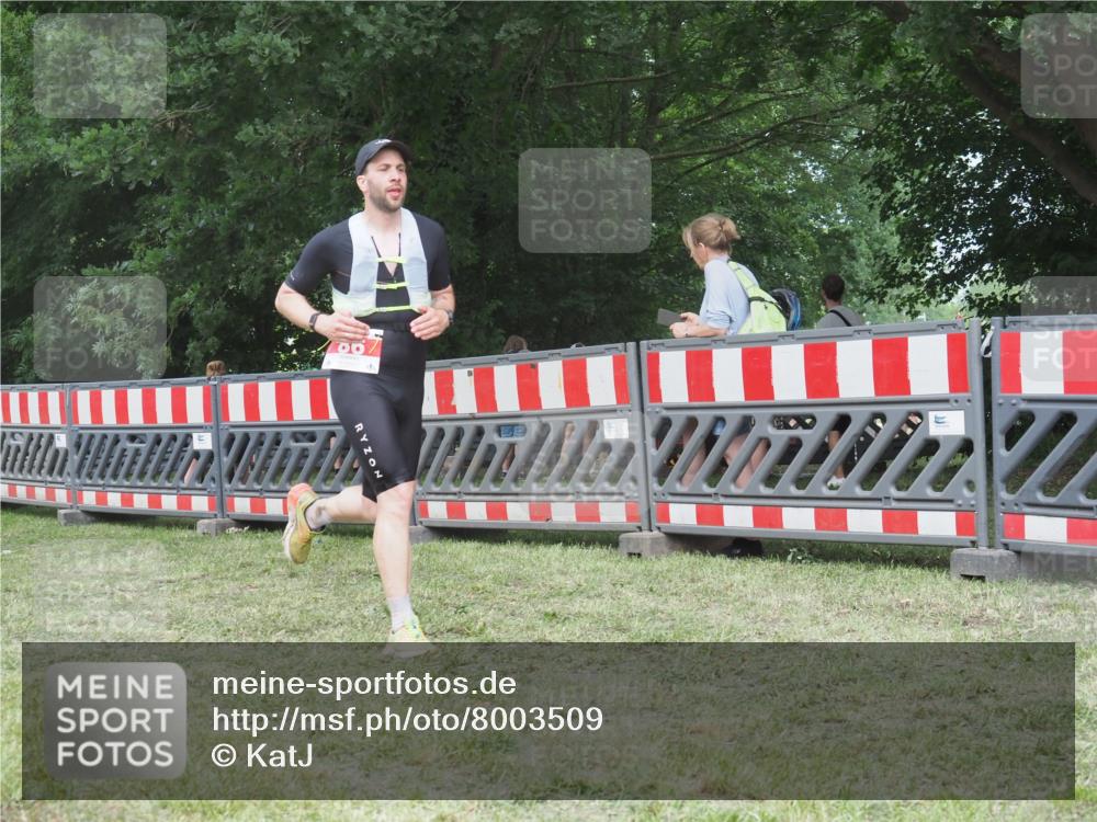 21.06.2025 - 27. Vierlanden-Triathlon KatJ http://msf.ph/oto/8003509 15.06.2025 12:57:07 Ziel 64, 86 meine-sportfotos.de