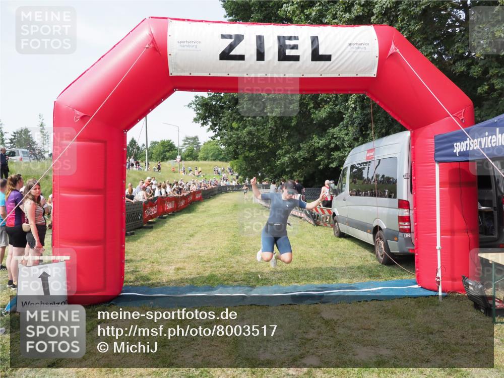 21.06.2025 - 27. Vierlanden-Triathlon MichiJ http://msf.ph/oto/8003517 15.06.2026 11:27:26 Ziel 490, 565 meine-sportfotos.de
