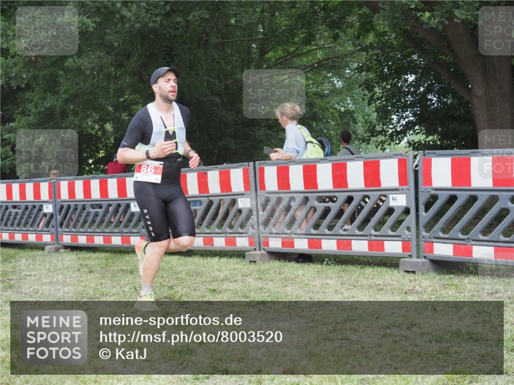 21.06.2025 - 27. Vierlanden-Triathlon KatJ http://msf.ph/oto/8003520 15.06.2025 12:57:07 Ziel 64, 86 meine-sportfotos.de