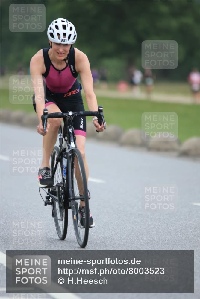 21.06.2025 - 27. Vierlanden-Triathlon H.Heesch http://msf.ph/oto/8003523 15.06.2025 12:47:39 Radfahren 852, 901 meine-sportfotos.de