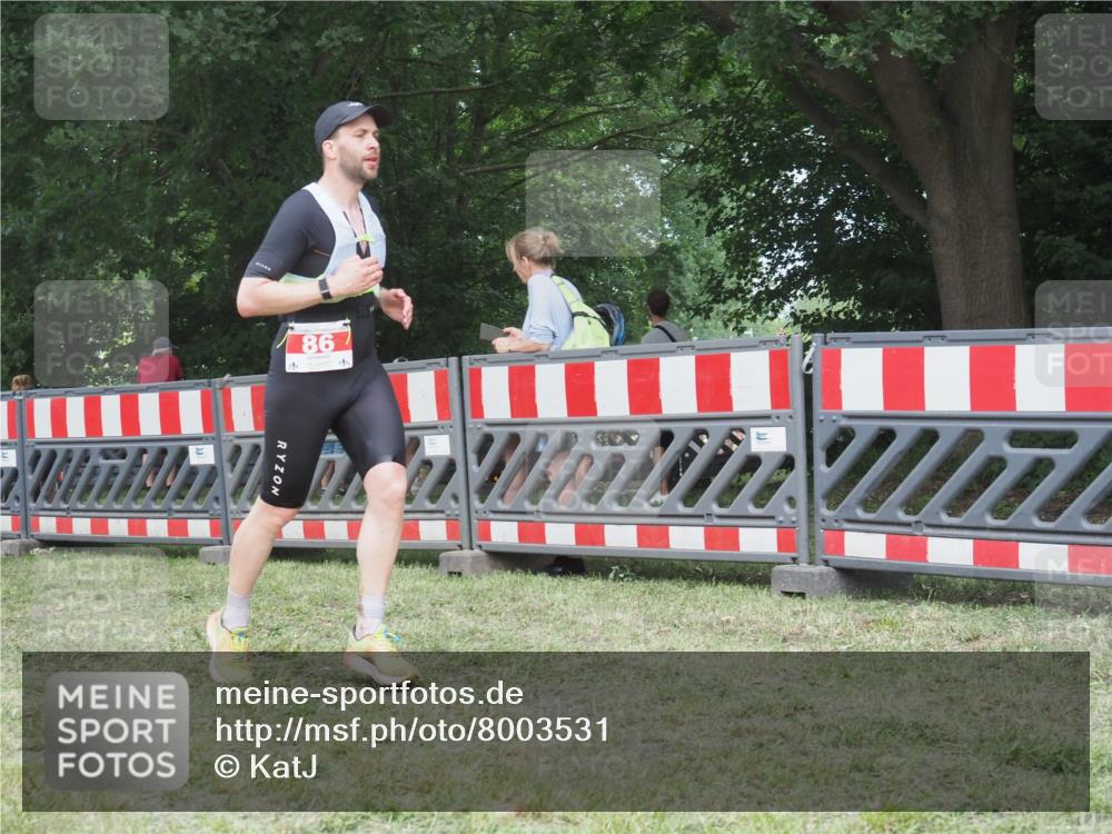 21.06.2025 - 27. Vierlanden-Triathlon KatJ http://msf.ph/oto/8003531 15.06.2025 12:57:07 Ziel 64, 86 meine-sportfotos.de