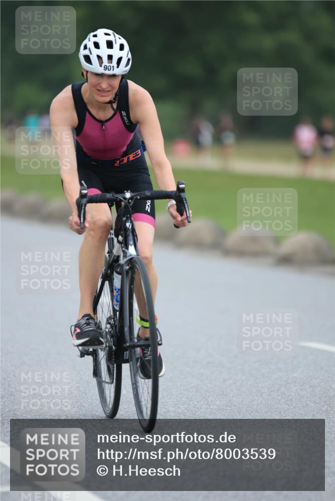 21.06.2025 - 27. Vierlanden-Triathlon H.Heesch http://msf.ph/oto/8003539 15.06.2025 12:47:39 Radfahren 852, 901 meine-sportfotos.de