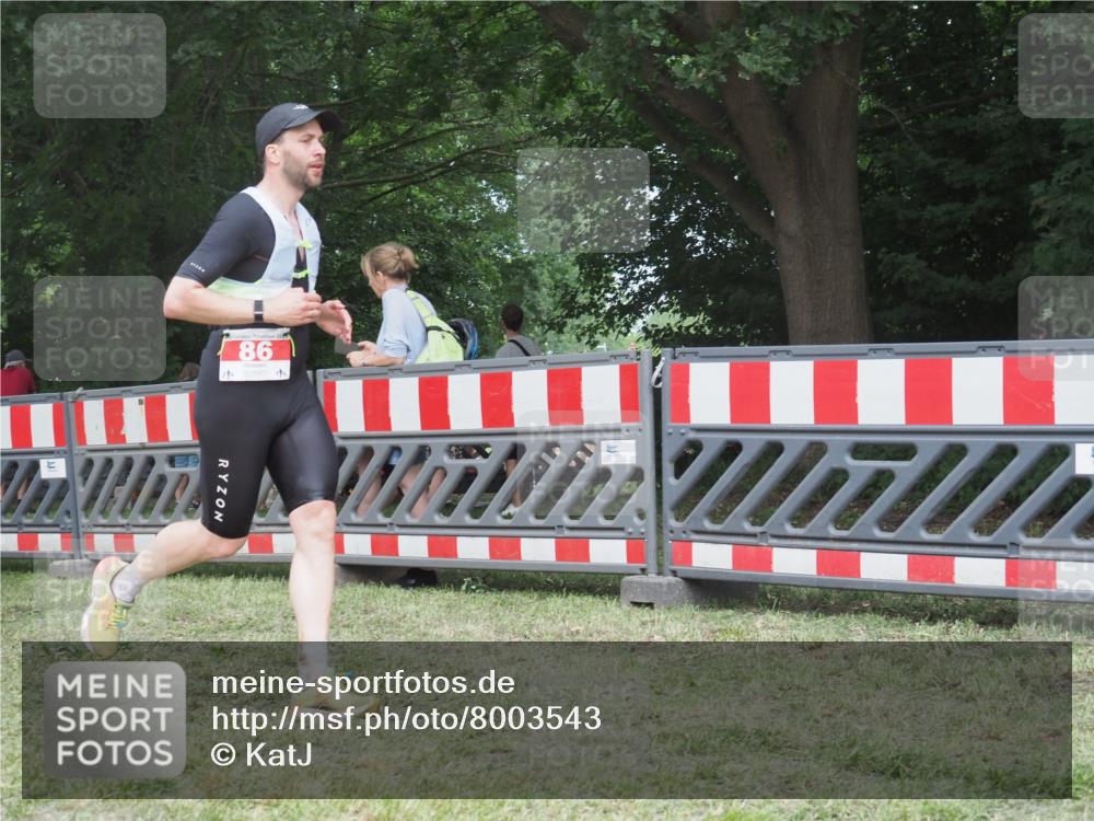 21.06.2025 - 27. Vierlanden-Triathlon KatJ http://msf.ph/oto/8003543 15.06.2025 12:57:07 Ziel 64, 86 meine-sportfotos.de
