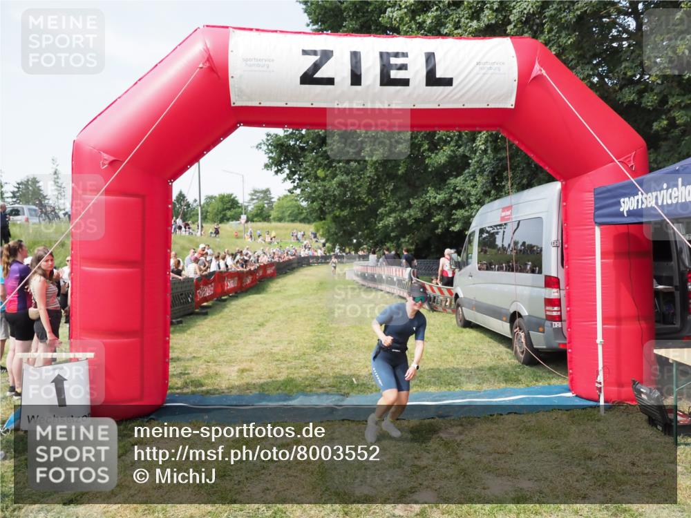 21.06.2025 - 27. Vierlanden-Triathlon MichiJ http://msf.ph/oto/8003552 15.06.2026 11:27:27 Ziel 490, 565 meine-sportfotos.de