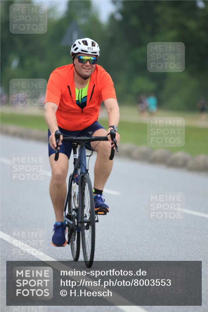 21.06.2025 - 27. Vierlanden-Triathlon H.Heesch http://msf.ph/oto/8003553 15.06.2025 12:47:41 Radfahren 852, 901 meine-sportfotos.de