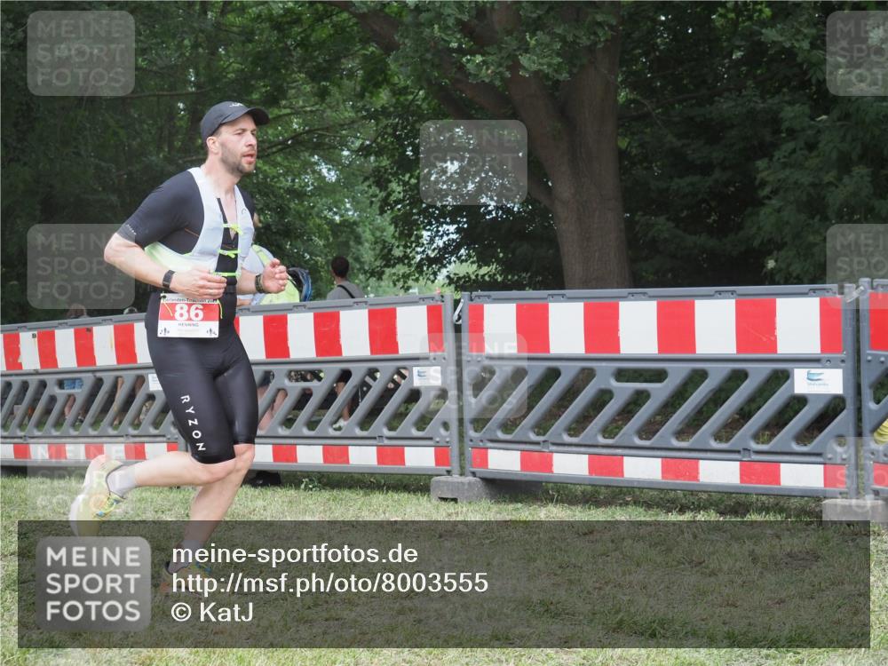 21.06.2025 - 27. Vierlanden-Triathlon KatJ http://msf.ph/oto/8003555 15.06.2025 12:57:08 Ziel 64, 86 meine-sportfotos.de