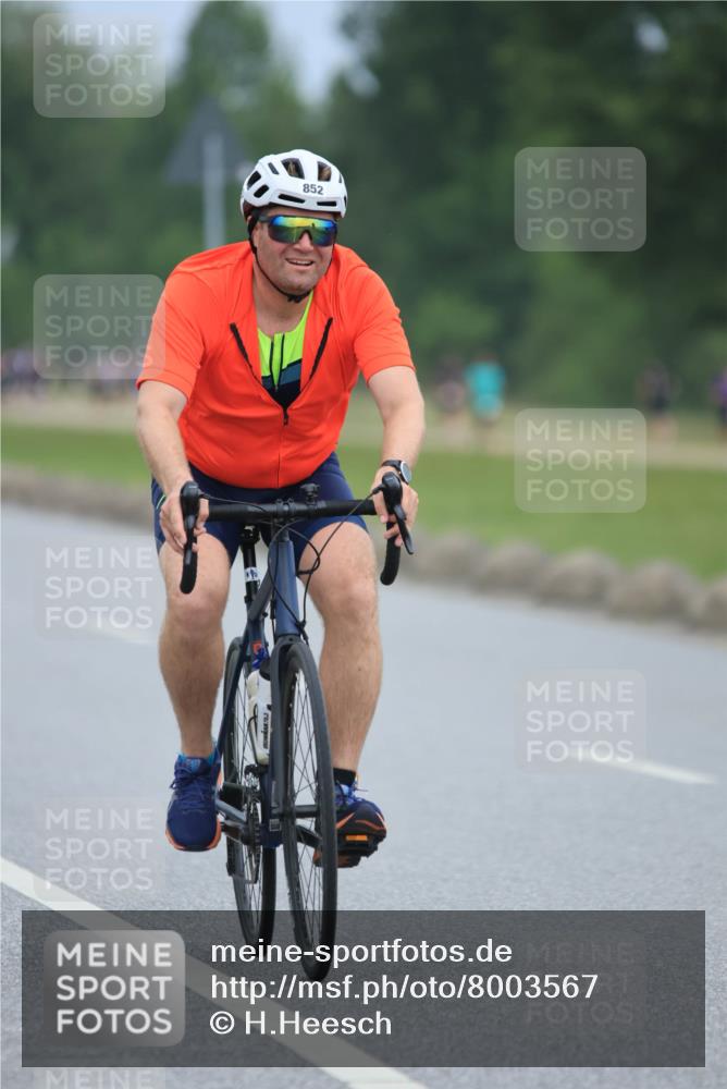 21.06.2025 - 27. Vierlanden-Triathlon H.Heesch http://msf.ph/oto/8003567 15.06.2025 12:47:41 Radfahren 852, 901 meine-sportfotos.de