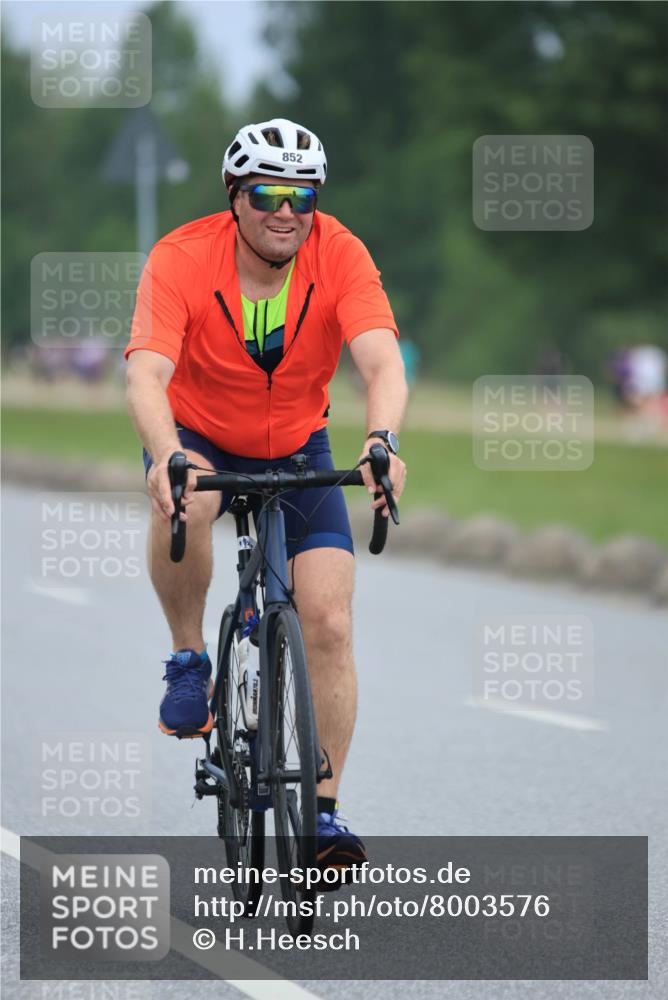 21.06.2025 - 27. Vierlanden-Triathlon H.Heesch http://msf.ph/oto/8003576 15.06.2025 12:47:41 Radfahren 852, 901 meine-sportfotos.de