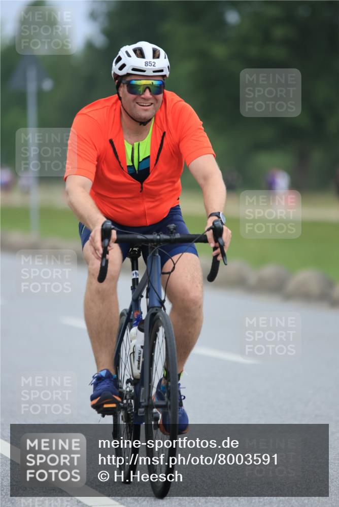 21.06.2025 - 27. Vierlanden-Triathlon H.Heesch http://msf.ph/oto/8003591 15.06.2025 12:47:42 Radfahren 852, 901 meine-sportfotos.de