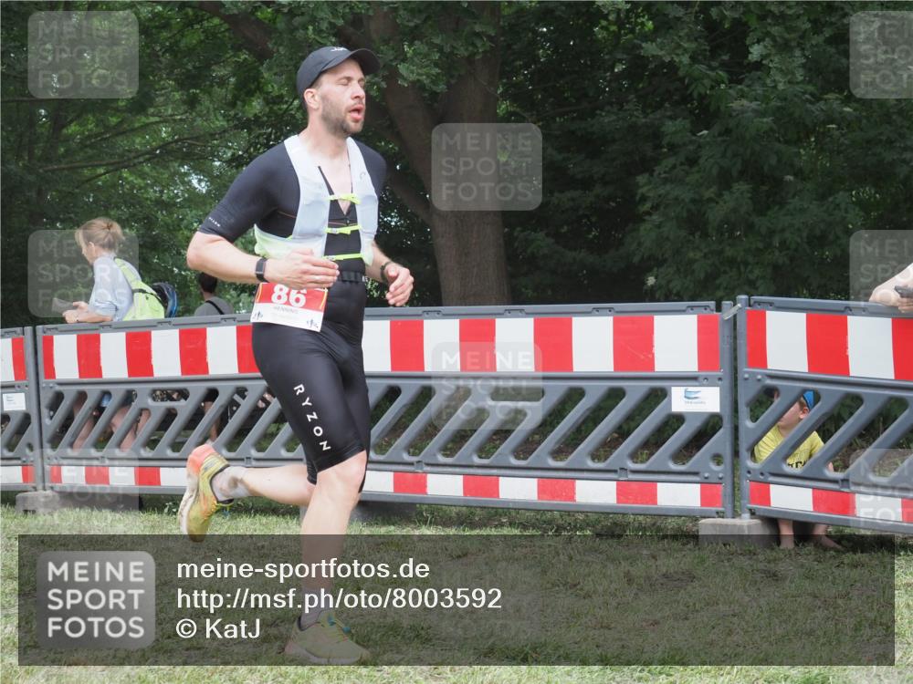 21.06.2025 - 27. Vierlanden-Triathlon KatJ http://msf.ph/oto/8003592 15.06.2025 12:57:08 Ziel 64, 86 meine-sportfotos.de