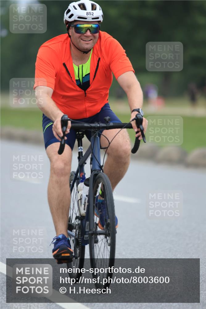 21.06.2025 - 27. Vierlanden-Triathlon H.Heesch http://msf.ph/oto/8003600 15.06.2025 12:47:42 Radfahren 852, 901 meine-sportfotos.de