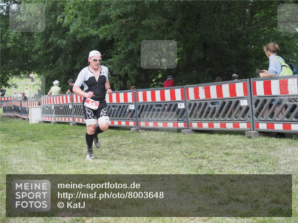 21.06.2025 - 27. Vierlanden-Triathlon KatJ http://msf.ph/oto/8003648 15.06.2025 12:57:15 Ziel 5, 51, 64, 99 meine-sportfotos.de