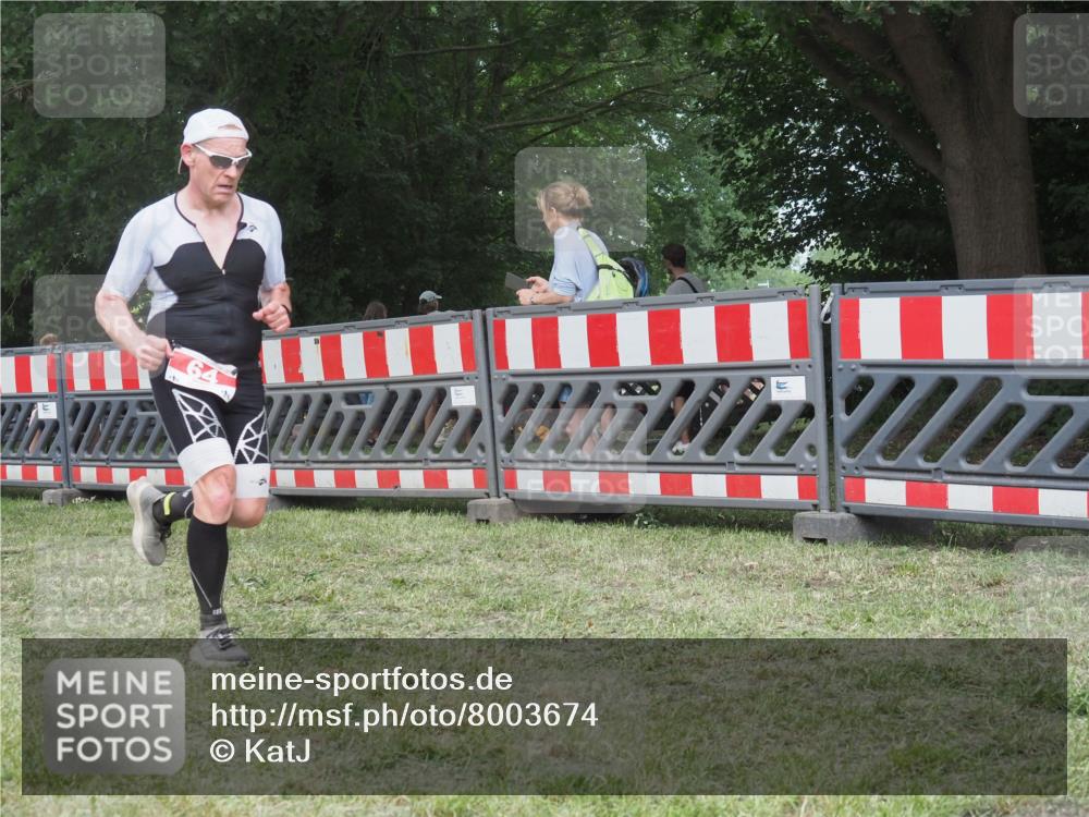 21.06.2025 - 27. Vierlanden-Triathlon KatJ http://msf.ph/oto/8003674 15.06.2025 12:57:16 Ziel 5, 51, 64, 99 meine-sportfotos.de