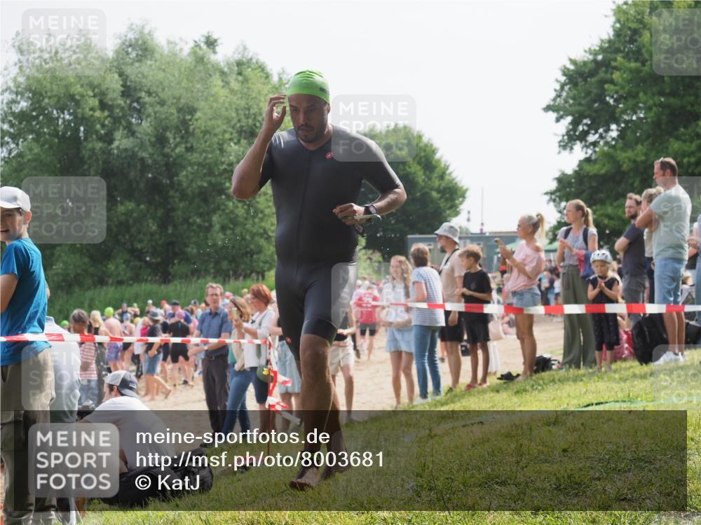 15.06.2025 - 27. Vierlanden-Triathlon KatJ http://msf.ph/oto/8003681 15.06.2025 10:02:21 Schwimmen 317 meine-sportfotos.de